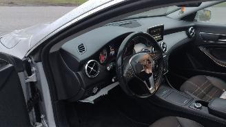 Mercedes Cla-klasse ClA 180 Ediotion AMG 85458 kilometer!! weinig schade!nieuwstaat auto! picture 11