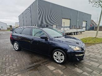 Damaged car Peugeot 308 1.2 e-thp bleu lion ex. mooie auto lichte schade ijdbaar 2014/1