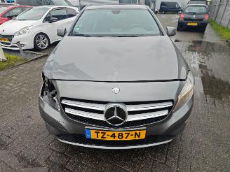 Mercedes A-klasse A180 ambition mooi frisse auto!! lichte schade picture 5