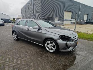 Coche accidentado Mercedes A-klasse A180 ambition mooi frisse auto!! lichte schade 2012/1