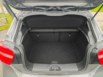 Mercedes A-klasse A180 ambition mooi frisse auto!! lichte schade picture 13