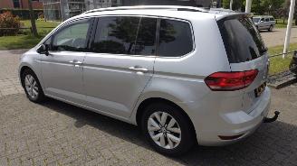 Volkswagen Touran 1.6TDI Autom Higline 7p Pano Trekh Clima Cruise Supermooie auto! picture 7