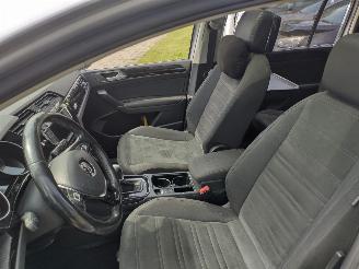 Volkswagen Touran 1.6TDI Autom Higline 7p Pano Trekh Clima Cruise Supermooie auto! picture 17