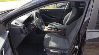 Hyundai Ioniq Comfort EV licht schade gewoon rijdbaar! picture 9