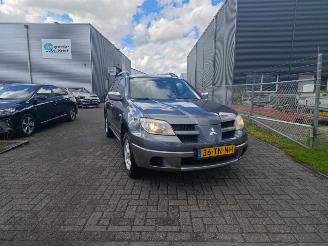 Schadeauto Mitsubishi Outlander 2.0 invite plus lichte rijdbare schade nette auto! 2006/1