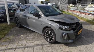 damaged passenger cars Peugeot 208 1.2 Hybride 1504 km Nieuwstaat! 2026/4