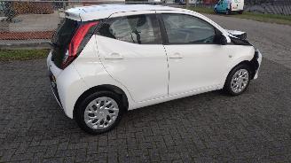Toyota Aygo 1.0 Automaat 29000 km Mooie nette auto Schroefschade picture 8