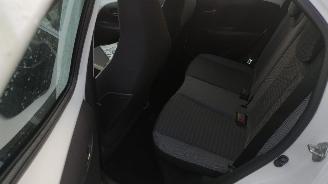 Toyota Aygo 1.0 Automaat 29000 km Mooie nette auto Schroefschade picture 21
