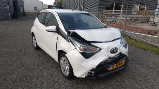 damaged passenger cars Toyota Aygo 1.0 Automaat 29000 km Mooie nette auto Schroefschade 2019/1