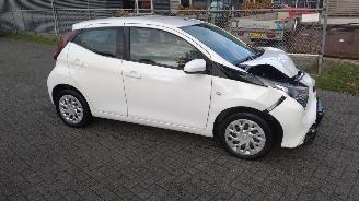 Toyota Aygo 1.0 Automaat 29000 km Mooie nette auto Schroefschade picture 9