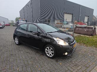 krockskadad bil auto Peugeot 208 1.2 Automaat exclusief mooie nette auto 134.000 km 2014/1