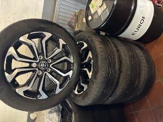 Auto incidentate Toyota Yaris Cross 17 INCH ORGINELE SPORTWIELEN 2024/8