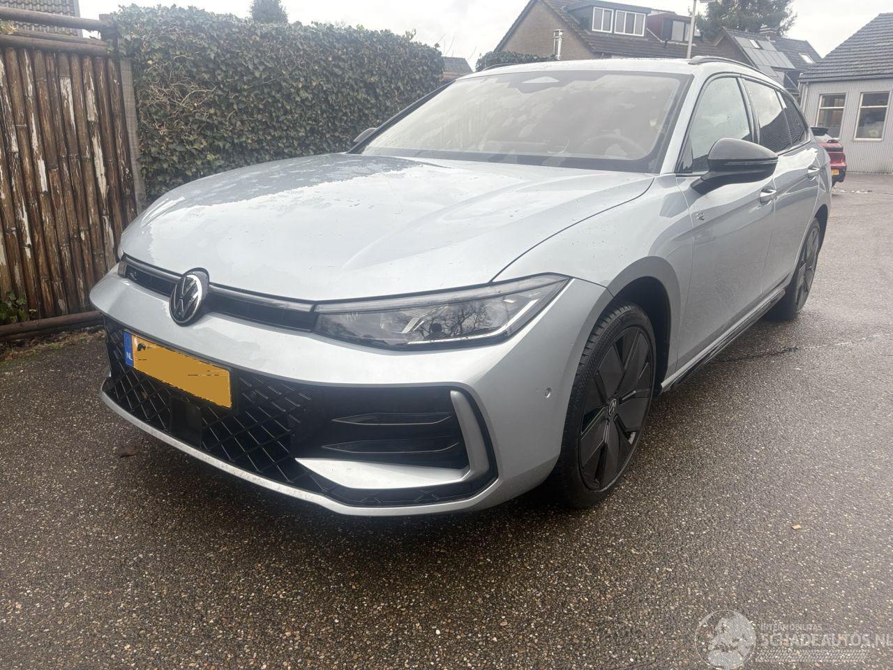 Volkswagen Passat 1.5 eTSI R-Line Edi PANORMA VOLL