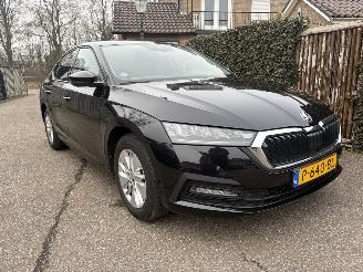 damaged passenger cars Skoda Octavia 1.0 TSI SPORT 110 PK NAP NIEUWSTAAT 2022/11