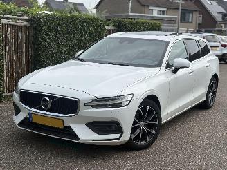 Voiture accidenté Volvo V-60 R-DESIGN 2.0 D MOMENTUM-LEER-PANO-AUTOMAAT-150PK-BOM VOL 2019/4