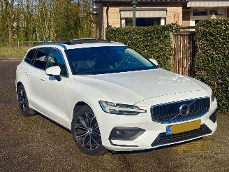 Damaged car Volvo V-60 GEEN SCHADE 2.0 D MOMENTUM-LEER-PANO-AUTOMAAT-150PK-BOM VOL 2019/4