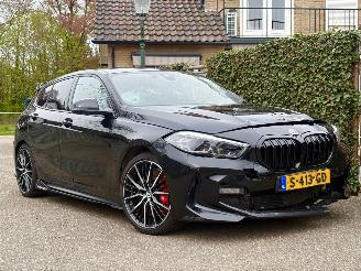 krockskadad bil auto BMW 1-serie M-SPORT 140 PK  AUTOMAAT PANORAMA NAP !!! 2023/2