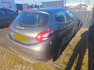 Peugeot 208 1.2 VTi Blue L. Exec picture 5