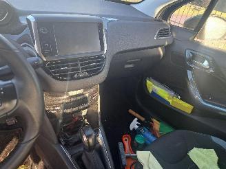 Peugeot 208 1.2 VTi Blue L. Exec picture 9