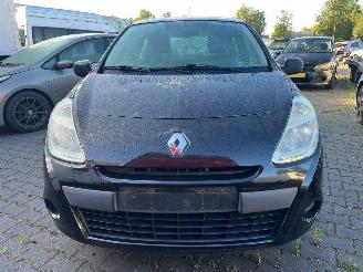 Avarii autoturisme Renault Clio 1.2 16V 65 Hatchback  Benzine 1.149cc 48kW (65pk) 2010/1