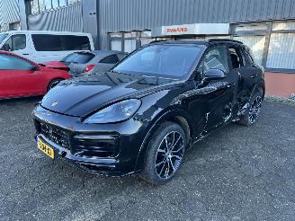 damaged passenger cars Porsche Cayenne 3.0 E-Hybrid Platinum Edition 2023/3