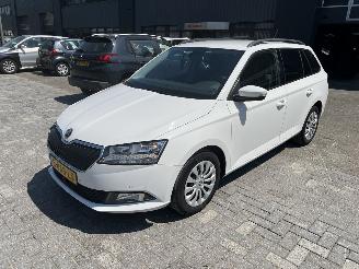 krockskadad bil auto Skoda Fabia Combi 1.0 TSI Bus. Edition 2020/3