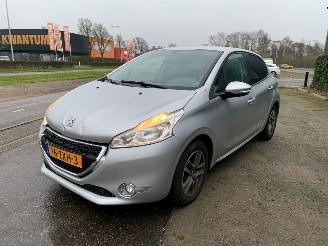damaged passenger cars Peugeot 208 1.2 Vti 12V PureTech 82 Hatchback  Benzine 1.199cc 60kW (82pk) FWD 2012-03/2019-12 (CAHMZ; CCHMZ) EB2F; HMZ 2013/3