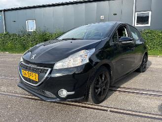 Voiture accidenté Peugeot 208 1.4 HDi Hatchback  Diesel 1.398cc 50kW (68pk) FWD 2012-03/2019-12 (CA8HP; CC8HP) DV4C; 8HP 2013/2