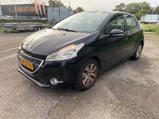 krockskadad bil auto Peugeot 208 1.2 Vti 12V PureTech 82 Hatchback  Benzine 1.199cc 60kW (82pk) FWD 2012-03/2019-12 (CAHMZ; CCHMZ) EB2F; HMZ 2013/6