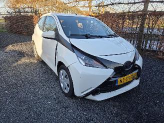 Vaurioauto  passenger cars Toyota Aygo 1.0 VVT-i x-play 2017/5