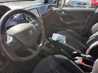 Peugeot 208  picture 8