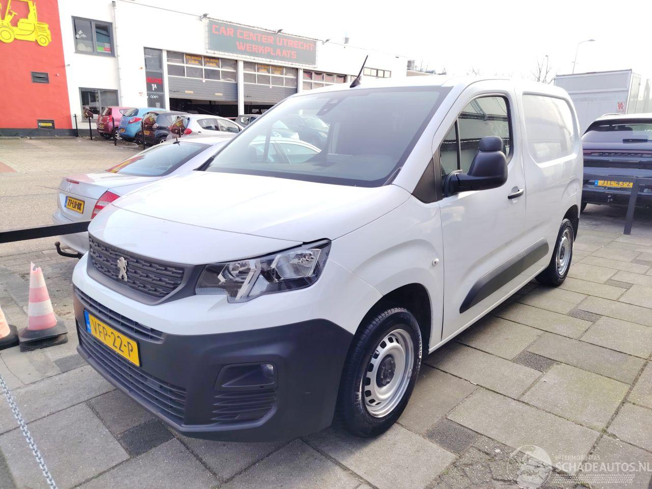 Peugeot Partner Groot Navi MOTORSCHADE!