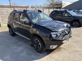 Vaurioauto  passenger cars Dacia Duster 1.5 DCI - 8V TURBO 4X4 2017/5