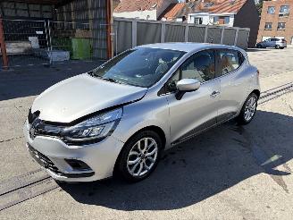 Damaged car Renault Clio PHASE 2 1.2i - 16V TURBO TCE 120 2017/10
