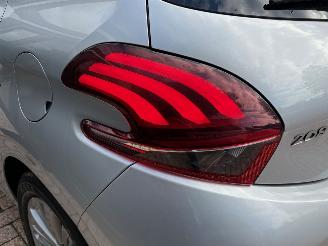 Peugeot 208 1.2 PureTech Style 5 deurs | Navi Lm-velgen Pdc picture 13