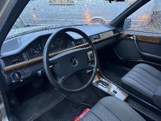 Mercedes  W124 230E picture 8