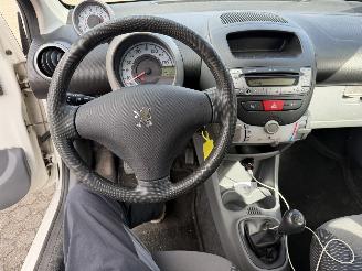 Peugeot 107 1.0-12V XS picture 10