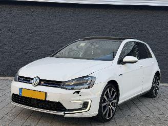 Schadeauto Volkswagen Golf GTE PANO/AUTOMAAT/LEER 2015/2