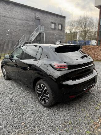 Peugeot 208  picture 6