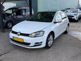 damaged passenger cars Volkswagen Golf 2.0 TDI DSG PANO XENON FULL 2013/9