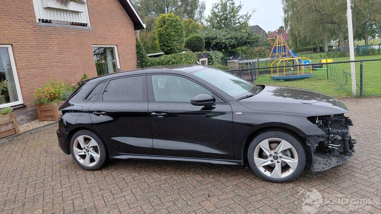 Audi A3 1.0 tfsi  110pk navi  s line