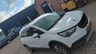 krockskadad bil auto Opel Crossland 1.2i  81 kw  automaat   navi 2018/2