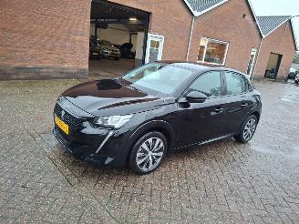 Auto incidentate Peugeot e-208 ev  136pk      50kwh accu   navi 2023/4