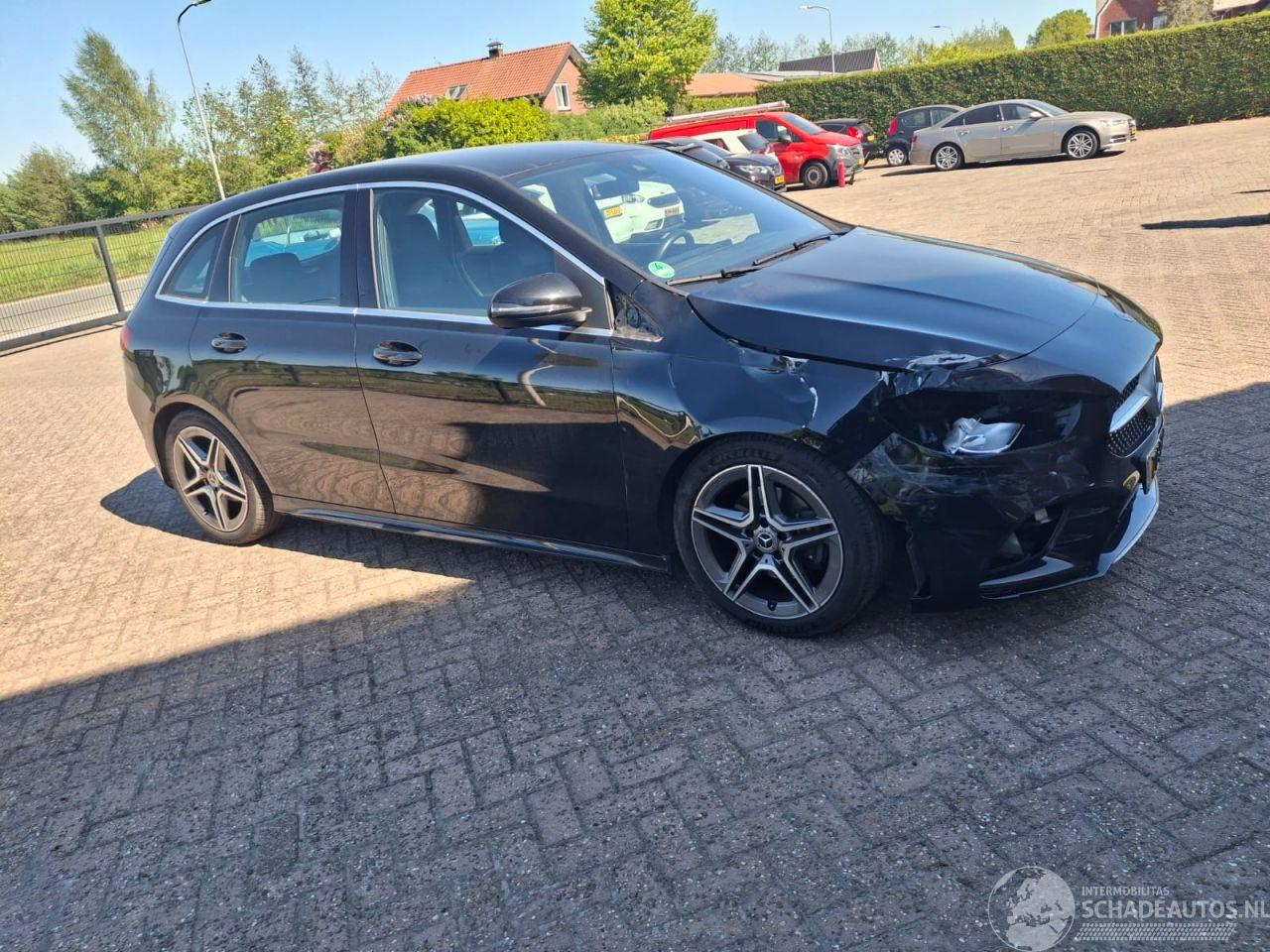 Mercedes B-klasse 180d  116pk navi clima amg uitvoering