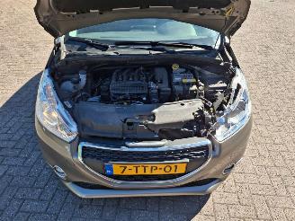 Peugeot 208 1.2i vti automaat   82pk  navi picture 3