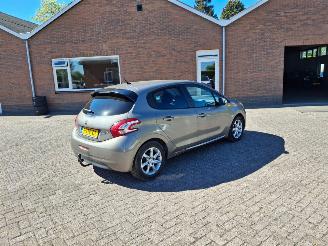 Peugeot 208 1.2i vti automaat   82pk  navi picture 4