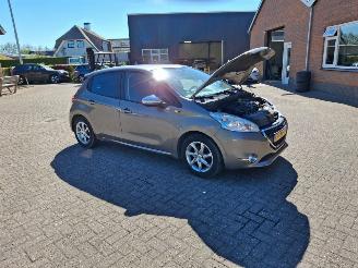 Peugeot 208 1.2i vti automaat   82pk  navi picture 5