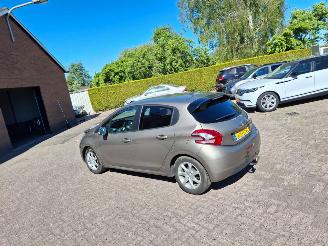 Avarii autoturisme Peugeot 208 1.2i vti automaat   82pk  navi 2014/5