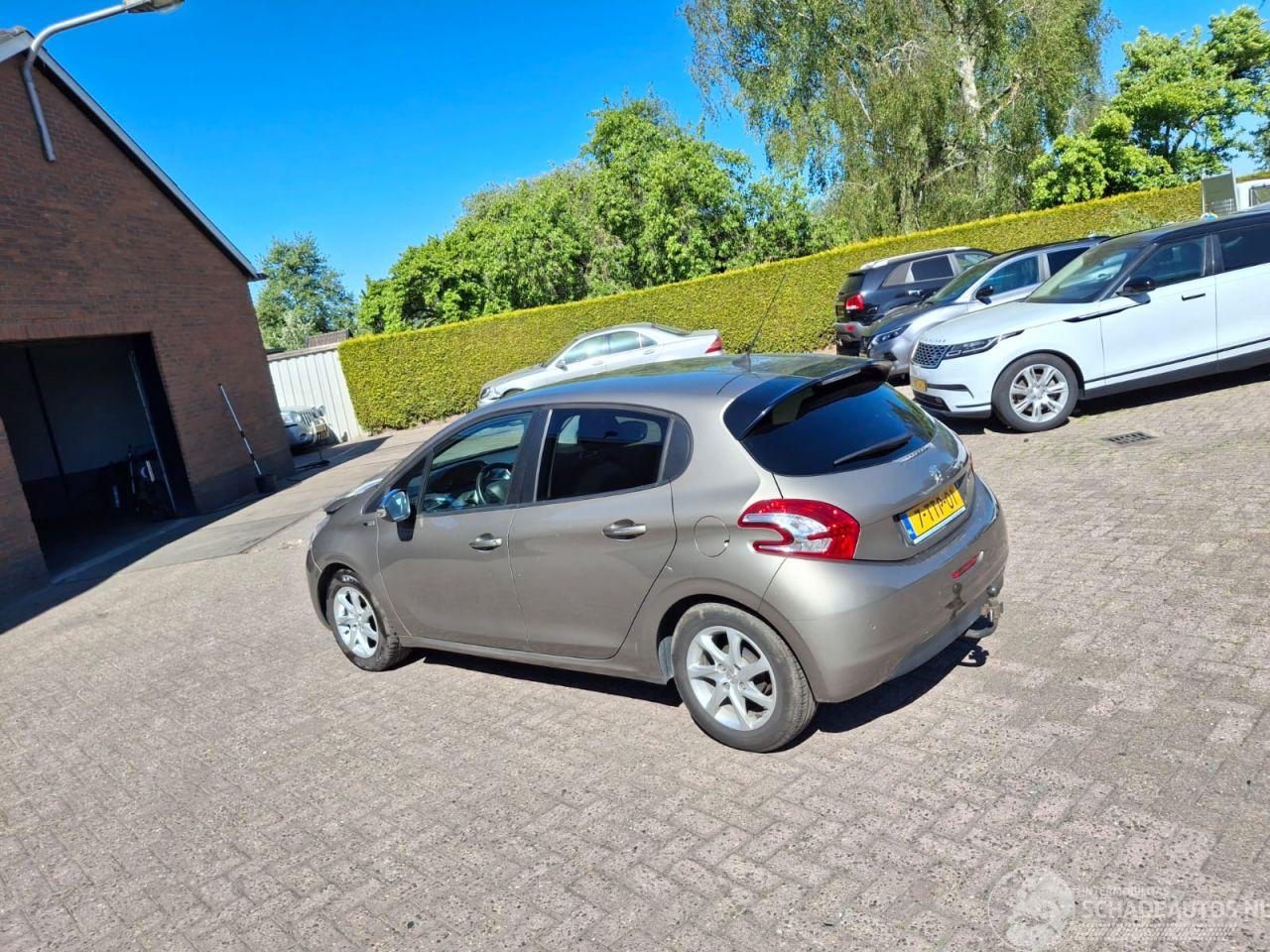 Peugeot 208 1.2i vti automaat   82pk  navi
