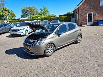 Peugeot 208 1.2i vti automaat   82pk  navi picture 2